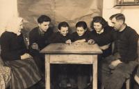Rodina Kovalčukova za 2. sv. války při poslechu rozhlasu, babička pamětníka první zleva