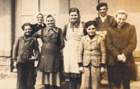 Rodina pamětníkovy matky v Radovesnici u Kolína, uprostřed jeho matka Marie