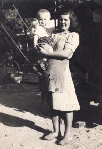 Josef Kovalčuk s matkou v Radovesnici u Kolína, rok 1950