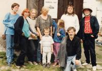 V Horních Dubénkách s rodinou, farářem Štěpánem Hájkem a kolegou Petrem Oslzlým, rok 1997