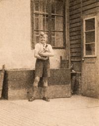 Jaroslav Mojžíš v roce 1945 před bednou, pod kterou byl tajný vstup do sklepa