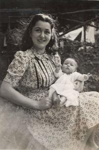 Olička with her first daughter Libuše (Bibinka), Oxford 1943