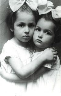 Sisters Olička and Vlastenka, Warsaw 1925