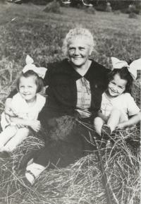 Granny Ernestina Horníčková-Pacovská with her granddaughters, 1926