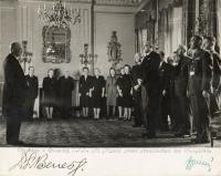 Úředníci a úřednice Kanceláře presidenta republiky při přijetí u presidenta, Anglie (28. 10. 1943). Jaroslav Horníček, třetí zleva