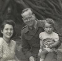 Miloš Novák s dcerou Libuškou a manželkou Oličkou, před odchodem čs. 	jednotek do Normandie, Anglie (1944).  