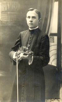 Otec Angely Bajnokovej Roman Jankevič ako 23-ročný bohoslovec (1925)