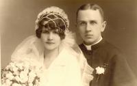 Svadobná fotografia rodičov Angely Bajnokovej (1927)