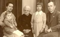 Angela Bajnoková so svojimi rodičmi, bratom a starou mamou