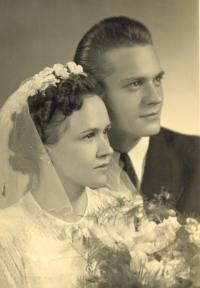 In wedding day in 1950 (1)