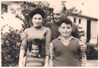 Šmuel with his family