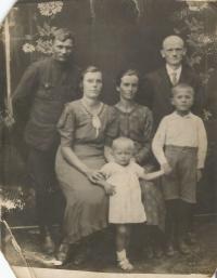 Dole Emílie Vignerová s rodiči, strýcem Václavem, tetou Alžbětou a bratrancem Vladimírem, kteří zahynuli v Českém Malíně