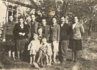 Dole matka se svými syny Václavem a Rostislavem před domem v Českém Malíně asi v roce 1946