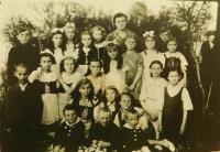 Děti ze školy v Českém Malíně asi v roce 1946. Druhá řada zdola, první zprava Emílie Vignerová a pod ní její bratři Václav a Rostislav