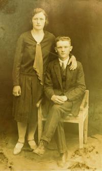 Otec Jaroslav Vigner se svou sestrou Anežkou (Zemenovou), kterou nacisté zavraždili v Českém Malíně