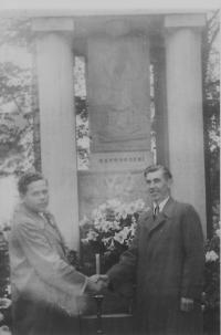 Setkání k příležitosti přejmenování obce Frankštát na Nový Malín v roce 1947 (zleva Vladimír Řepík a Josef Pospíšil)