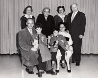 dolní řada Jan, Martin, Tomáš a Eva Ročkovi, druhá z leva horní řada Anna Trojanová, 1960 USA