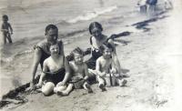 Rodina Viktora Hahna u moře v Gradu poblíž Trieste (Itálie). Tatínek, maminka, zleva Edita a dvojčata Věra a Eva. 20. léta 20. století.