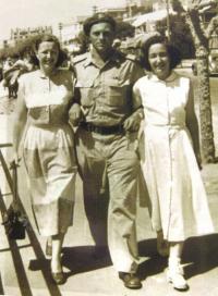 zprava: Věra Jakubovič, její manžel Josef, sestra Edita. Tel Aviv, 50. léta 20. století.