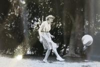Marie Feuersteinová na zahradě v Ramat Gan, 50. léta