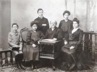Rodina dědečka Matti Cohena (Mathiase Kohna); zleva Kamil Kohn (Mattiho otec v dětském věku), jeho sestra Gertruda Kohnová, bratr Walter Kohn, dědeček, sestra Gisela Kohnová, babička Tereza Kohnová. Cca 1900.