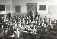 Matti Cohen (Mathias Kohn) ve třetí třídě (ve druhé řadě třetí zprava). Ústí nad Labem,1933.