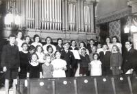 Dětský sbor v synagoze v Ústí nad Labem. Uprostřed v klobouku starší bratr Mattiho Cohena (Mathiase Kohna) Reuven. 21. 5. 1936