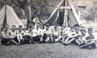 Tábor hnutí Tchelet Lavan v Rakousích 1938. Matti Cohen (Mathias Kohn) pátý zprava. První vlevo sedící Ja´akov Wurzel, řečený Jackie