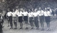Nástup vedoucích. První zprava Ja´akov Wurzel - Jackie. Tábor hnutí Tchelet Lavan v Rakousích 1938.