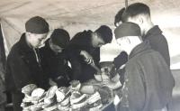 Příprava snídaně. Matti Cohen (Mathias Kohn) s nožem v ruce. Tábor hnutí Tchelet Lavan v Rakousích 1938.