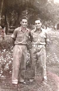 Matti Cohen (vpravo) jako izraelský voják. Začátek 50. let.