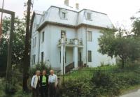 Dům rodiny Kohnů. Vpravo Matti Cohen, vlevo jeho manželka Ruth. Stav z 90. let 20. století. Ústí nad Labem