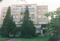 Dům, ve kterém si ve 30. letech 20. století otevřela ordinaci maminka Matti Cohena Zdeňka Kohnová. Stav z 90. let 20. století