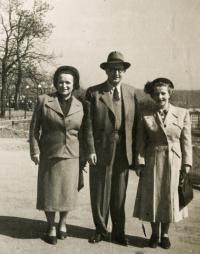 Rodiče s Markétou Biegelovou, 1952
