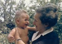 Maminka Irma Lauscherová s vnukem Danielem, 60.léta