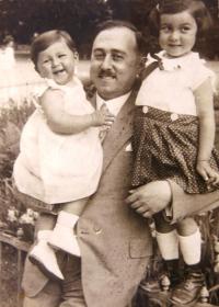 Vlevo sestra Ruth Mittelmann (Charlotty Neumann) Gertruda, otec Leopold Neumann, vpravo Ruth Mittelmann (Charlotta Neumann). 1929.