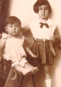 Vlevo sestra Gertruda (Neumann), vpravo Ruth Mittelmann (Charlotta Neumann). 1929.