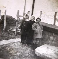 Ervín, Erika, Marta. Děti, které Ruth Mittelmann (Charlotta Neumann) vyučovala v době války; v té době bylo vzdělávání židovských dětí zakázáno. Bratislava, leden 1943. 