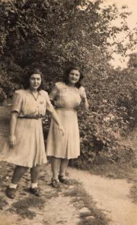 Se sestrou, 1946