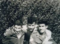 Šaul s přáteli v Rišon le-Cijon, 1958