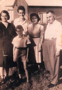 Ester, babiččina sestra, její manžel Chananja, jejich dcera Shelly s mužem, Shaul, Rišon le-Cijon 1951