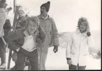 Zora Čapková (vpravo) / Se studenty na lyžích / 2. polovina 60. let