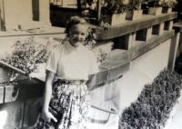 V lázních (r. 1947) při rekonvalescenci po prodělané spále