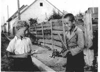 S kamarádem v roce 1937 - pamětník vpravo