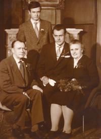 1960, Mirek Koval stojí, rodiče a bratr Vladimír sedí