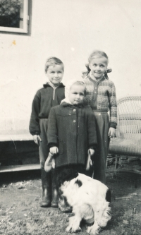 Sourozenci Jílkovi v roce 1956 , zleva  Ondřej, Anežka, uprostřed Vendulka