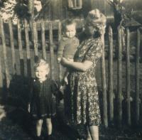 1940 Inge (stojí) s maminkou a sestrou Eddou