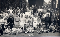 MUDr. Anna Schulzová, 1.řada uprostřed s tmavě lemovaných výstřihem, Dětské oddělení nemocnice Krč, Praha 1927