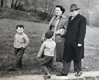 Eva Kotková a synové, s dědou Edou na procházce, 1958