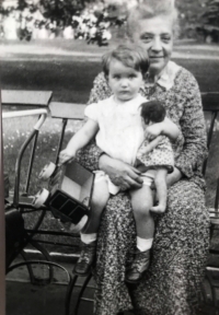 Eva s babičkou Josefou Schulzovou, Praha 1934